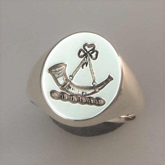 Hunting horn crest engraved signet ring